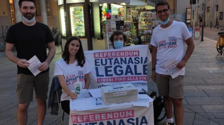 i sostenitori per il referendum per l'eutanasia legale a Faenza